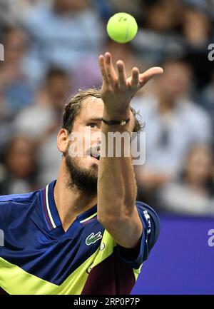 Flushing Meadow, United a déclaré. 02 septembre 2023. Daniil Medvedeof Russia sert à Sebastian Baes d’Argentine dans le troisième tour au stade Arthur Ashe lors des Championnats américains Open de tennis 2023 au USTA Billie Jean King National tennis Center le samedi 2 septembre 2023 à New York. Photo de Larry Marano/UPI crédit : UPI/Alamy Live News Banque D'Images