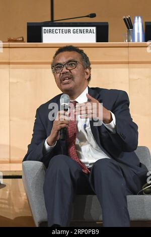 (180521) -- GENÈVE, 21 mai 2018 -- le Directeur général de l'Organisation mondiale de la Santé, le Dr Tedros Adhanom Ghebreyesus, prend la parole lors de l'Assemblée mondiale de la Santé à Genève, Swizterland, le 21 mai 2018. L'Assemblée mondiale de la Santé (AMS) a dévoilé lundi un plan ambitieux visant à bénéficier à une population globale de 3 milliards d'habitants dans le monde au cours des cinq prochaines années avec de meilleurs soins de santé et bien-être. )(srb) SUISSE-GENÈVE-ASSEMBLÉE MONDIALE DE LA SANTÉ-OUVERTURE AlainxGrosclaude PUBLICATIONxNOTxINxCHN Banque D'Images