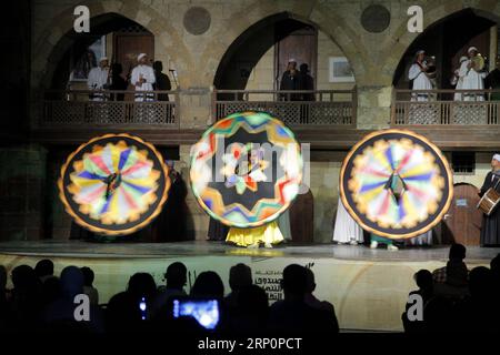 (180521) -- LE CAIRE, 21 mai 2018 -- des danseurs égyptiens interprètent la Tanoura, une version égyptienne de la danse soufi, pendant le mois sacré du ramadan, au Palais Al Ghouri au Caire, en Égypte, le 21 mai 2018.) EGYPTE-CAIRE-RAMADAN-TANOURA DANSE AhmedxGomaa PUBLICATIONxNOTxINxCHN Banque D'Images