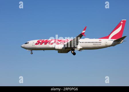 Swoop Airlines, Boing 737 Max, atterrissage à l'aéroport Pearson, Toronto, piste 06L. Banque D'Images