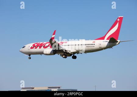 Swoop Airlines, Boing 737 Max, atterrissage à l'aéroport Pearson, Toronto, piste 06L. Banque D'Images