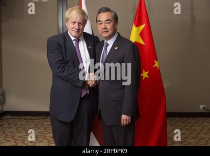 (180522) -- BUENOS AIRES, le 22 mai 2018 -- le conseiller d'État chinois et ministre des Affaires étrangères Wang Yi (à droite) rencontre le ministre britannique des Affaires étrangères Boris Johnson à Buenos Aires, Argentine, le 21 mai 2018, en marge de la réunion des ministres des Affaires étrangères du G20. (gj) ARGENTINE-CHINE-GRANDE-BRETAGNE-FMS-MEETING MartinxZabala PUBLICATIONxNOTxINxCHN Banque D'Images