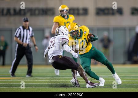 Waco, Texas, États-Unis. 2 septembre 2023. Baylor RB DOMINIC RICHARDSON (21( revient à sa droite alors que la sécurité de l'État du Texas SHAWN HOLTON comble l'écart dans le match de Saturuday au McLane Stadium à Waco. Texas State bat Baylor 42-31 sur le terrain des Bears. (Image de crédit : © Brian McLean/ZUMA Press Wire) USAGE ÉDITORIAL SEULEMENT! Non destiné à UN USAGE commercial ! Banque D'Images