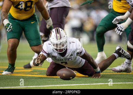 Waco, Texas, États-Unis. 2 septembre 2023. Texas State QB TJ FINLEY (7) va pour le ballon lâche alors que les défenseurs de Baylor se rapprochent. Texas State bat Baylor dans les Bears 42-31 lors de l'ouverture de la saison des Bears au McLane Stadium de Waco. (Image de crédit : © Brian McLean/ZUMA Press Wire) USAGE ÉDITORIAL SEULEMENT! Non destiné à UN USAGE commercial ! Banque D'Images