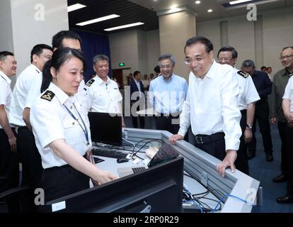 (180522) -- PÉKIN, le 22 mai 2018 -- le premier ministre chinois Li Keqiang effectue une tournée d'inspection à l'Administration générale des douanes à Pékin, capitale de la Chine, le 21 mai 2018.) (Lb) CHINA-BEIJING-LI KEQIANG-INSPECTION (CN) LiuxWeibing PUBLICATIONxNOTxINxCHN Banque D'Images