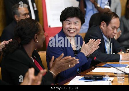 (180522) -- GENÈVE, le 22 mai 2018 -- Cui Li (C), vice-ministre de la Commission nationale de la santé de la Chine, assiste à un événement intitulé efforts menés par les pays pour éliminer le paludisme et parvenir à une couverture sanitaire universelle au Palais des Nations à Genève, Suisse, le 22 mai 2018. La Chine est sur le point d'éliminer le paludisme, a déclaré Cui Li lors d'une réunion parallèle mardi lors de l'Assemblée mondiale de la Santé (AMS), lors de laquelle Pékin a été félicité pour ses efforts visant à aider d'autres pays à lutter contre cette maladie mortelle. SUISSE-GENÈVE-WHA-CHINE-PALUDISME AlainxGrosclaude PUBLICATIONxNOTxINxCHN Banque D'Images