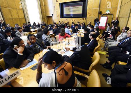 (180522) -- GENÈVE, le 22 mai 2018 -- les délégués assistent à un événement intitulé efforts menés par les pays pour éliminer le paludisme et parvenir à une couverture sanitaire universelle au Palais des Nations à Genève, Suisse, le 22 mai 2018. La Chine est sur le point d'éliminer le paludisme, a déclaré le vice-ministre de la Commission nationale de la santé de la Chine, M. Cui Li, lors d'une réunion parallèle mardi lors de l'Assemblée mondiale de la santé (AMS), lors de laquelle Pékin a été félicité pour ses efforts visant à aider d'autres comtés à lutter contre cette maladie mortelle. SUISSE-GENÈVE-WHA-CHINE-PALUDISME AlainxGrosclaude PUBLICATIONxNOTxINxCHN Banque D'Images