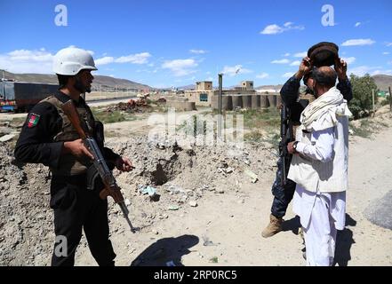 (180523) -- GHAZNI, le 23 mai 2018 -- des membres de la sécurité afghane fouillent un homme à un poste de contrôle après les attaques des Taliban sur les districts de Dih Yak et Jaghato dans la ville de Ghazni, capitale de la province de Ghazni, Afghanistan, le 22 mai 2018. Au moins 12 membres de la police, dont deux officiers supérieurs de la police, ont été tués dans de nouveaux affrontements avec des militants talibans dans la province de Ghazni, dans l'est de l'Afghanistan, a déclaré mardi un responsable local. AFGHANISTAN-GHAZNI-TALIBAN ATTAQUE-POSTES DE CONTRÔLE SayedxMominzadah PUBLICATIONxNOTxINxCHN Banque D'Images