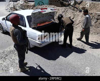 (180523) -- GHAZNI, 23 mai 2018 -- des membres de la sécurité afghane fouillent un véhicule à un poste de contrôle après les attaques des Taliban sur les districts de Dih Yak et Jaghato dans la ville de Ghazni, capitale de la province de Ghazni, Afghanistan, le 22 mai 2018. Au moins 12 membres de la police, dont deux officiers supérieurs de la police, ont été tués dans de nouveaux affrontements avec des militants talibans dans la province de Ghazni, dans l'est de l'Afghanistan, a déclaré mardi un responsable local. AFGHANISTAN-GHAZNI-TALIBAN ATTAQUE-POSTES DE CONTRÔLE SayedxMominzadah PUBLICATIONxNOTxINxCHN Banque D'Images