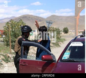 (180523) -- GHAZNI, 23 mai 2018 -- un membre de la sécurité afghane perquisitionne un homme à un poste de contrôle après les attaques des talibans sur les districts de Dih Yak et Jaghato dans la ville de Ghazni, capitale de la province de Ghazni, Afghanistan, le 22 mai 2018. Au moins 12 membres de la police, dont deux officiers supérieurs de la police, ont été tués dans de nouveaux affrontements avec des militants talibans dans la province de Ghazni, dans l'est de l'Afghanistan, a déclaré mardi un responsable local. AFGHANISTAN-GHAZNI-TALIBAN ATTAQUE-POSTES DE CONTRÔLE SayedxMominzadah PUBLICATIONxNOTxINxCHN Banque D'Images