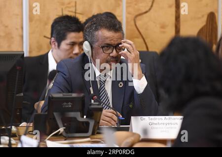 (180522) -- GENÈVE, 22 mai 2018 -- Tedros Adhanom Ghebreyesus (C), Directeur général de l'Organisation mondiale de la Santé, assiste à un événement intitulé efforts menés par les pays pour éliminer le paludisme et parvenir à une couverture sanitaire universelle, au Palais des Nations à Genève, Suisse, le 22 mai 2018. La Chine est sur le point d'éliminer le paludisme, a déclaré le vice-ministre de la Commission nationale de la santé de la Chine, M. Cui Li, lors d'une réunion parallèle mardi lors de l'Assemblée mondiale de la santé (AMS), lors de laquelle Pékin a été félicité pour ses efforts visant à aider d'autres comtés à lutter contre cette maladie mortelle. SUISSE-GENÈVE-WHA-CHINE Banque D'Images