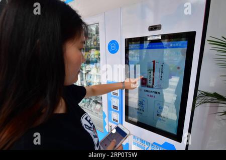 (180524) -- ZHENGZHOU, 24 mai 2018 -- Une femme utilise une machine en libre-service pour acheter de la drogue dans une future pharmacie à Zhengzhou, capitale de la province du Henan en Chine centrale, le 24 mai 2018. Une future pharmacie d'Alipay a ouvert ici jeudi, ce qui permet le paiement de face-scan, la consultation saine à distance, la réservation de demande, la vente de médicaments en libre-service 24 heures sur 24 et d'autres services. ) (Zwx) CHINE-ZHENGZHOU- FUTURE PHARMACIE -OUVERTURE (CN) FengxDapeng PUBLICATIONxNOTxINxCHN Banque D'Images