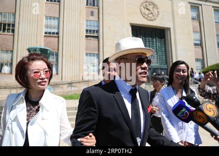 (180525) -- NEW YORK, le 25 mai 2018 -- le comédien Zhou Libo s'entretient avec des journalistes après une audience dans le comté de Nassau, aux États-Unis, le 24 mai 2018. Un juge de l'État de New York jeudi a supprimé des preuves dans les accusations contre Zhou Libo. ) (yk) U.S.-NEW YORK-ZHOU LIBO-EVIDENCE SUPPRESSING QiuxJunzhou PUBLICATIONxNOTxINxCHN Banque D'Images