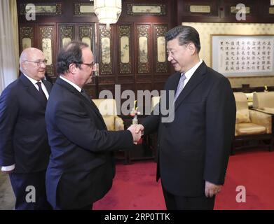 (180525) -- PÉKIN, le 25 mai 2018 -- le président chinois Xi Jinping rencontre l'ancien président français François Hollande au Diaoyutai State Guesthouse à Pékin, capitale de la Chine, le 25 mai 2018. (wyl) CHINA-BEIJING-XI JINPING-FRANCE-HOLLANDE-MEETING (CN) PangxXinglei PUBLICATIONxNOTxINxCHN Banque D'Images