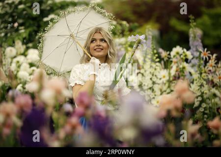 (180527) -- PÉKIN, le 27 mai 2018 -- Un mannequin pose pour une photo au RHS Chelsea Flower Show dans le parc du Royal Hospital Chelsea à Londres, en Grande-Bretagne, le 21 mai 2018.) XINHUA PHOTO CHOIX HEBDOMADAIRES TimxIreland PUBLICATIONxNOTxINxCHN Banque D'Images