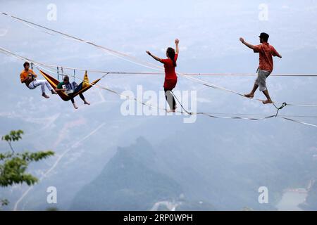 (180527) -- PÉKIN, 27 mai 2018 -- des musiciens se produisent lors d'un concert dans le ciel au point pittoresque de Tianmenshan, Zhangjiajie, province du Hunan, en Chine centrale, le 25 mai 2018.) XINHUA PHOTO CHOIX HEBDOMADAIRES ZhouxGuoqiang PUBLICATIONxNOTxINxCHN Banque D'Images