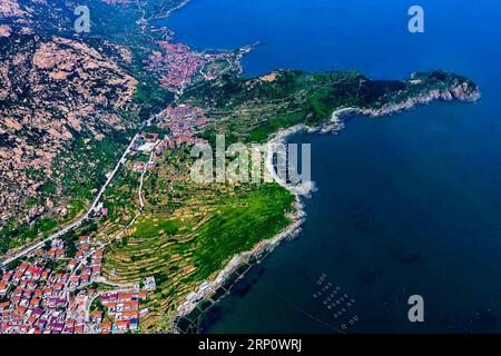 (180527) -- PÉKIN, 27 mai 2018 -- une photo aérienne prise le 19 mai 2018 montre une scène du village de Diaolongzui au pied de la montagne Laoshan à Qingdao, dans la province du Shandong de l est de la Chine. XINHUA PHOTO CHOIX HEBDOMADAIRES GuoxXulei PUBLICATIONxNOTxINxCHN Banque D'Images