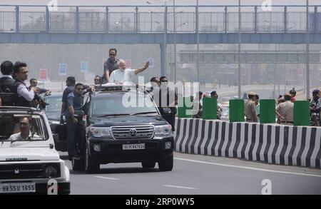 (180527) -- NEW DELHI, le 27 mai 2018 -- le Premier ministre indien Narendra Modi (front en blanc) fait des vagues lors d'un roadshow après l'inauguration de la première phase de l'autoroute Delhi-Meerut à New Delhi, en Inde, le 27 mai 2018.) (djj) INDIA-NEW DELHI-MODI Stinger PUBLICATIONxNOTxINxCHN Banque D'Images