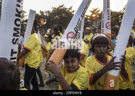 (180527) -- KOLKATA, le 27 mai 2018 -- des enfants indiens participent à un rassemblement anti-tabac en prévision de la Journée mondiale sans tabac à Kolkata, capitale de l'État indien oriental du Bengale occidental, le 27 mai 2017. La Journée mondiale sans tabac est célébrée dans le monde entier chaque année le 31 mai. ) (djj) INDE-KOLKATA-MONDE PAS DE JOURNÉE DU TABAC TumpaxMondal PUBLICATIONxNOTxINxCHN Banque D'Images