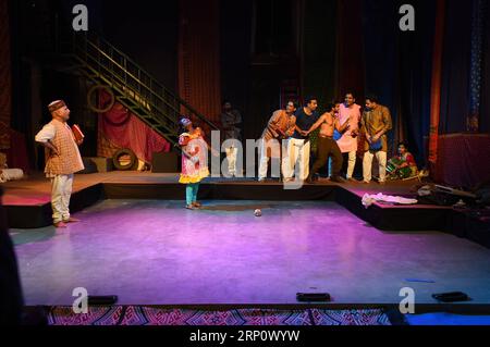 (180527) -- NEW DELHI, 27 mai 2018 -- des interprètes en costumes indiens traditionnels jouent dans une comédie musicale adaptée de Shakespeare, The Taming of the Shrew à New Delhi, Inde, 27 mai 2018.) (DJJ) INDE-NEW DELHI-MUSICAL-L'APPRIVOISATION DE LA MUSARAIGNE ZHANGXNAIJIE PUBLICATIONXNOTXINXCHN Banque D'Images