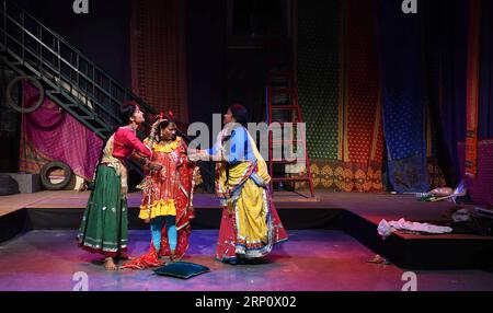 (180527) -- NEW DELHI, 27 mai 2018 -- des interprètes en costumes indiens traditionnels jouent dans une comédie musicale adaptée de Shakespeare, The Taming of the Shrew à New Delhi, Inde, 27 mai 2018.) (DJJ) INDE-NEW DELHI-MUSICAL-L'APPRIVOISATION DE LA MUSARAIGNE ZHANGXNAIJIE PUBLICATIONXNOTXINXCHN Banque D'Images