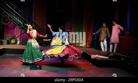 (180527) -- NEW DELHI, 27 mai 2018 -- des interprètes en costumes indiens traditionnels jouent dans une comédie musicale adaptée de Shakespeare, The Taming of the Shrew à New Delhi, Inde, 27 mai 2018.) (DJJ) INDE-NEW DELHI-MUSICAL-L'APPRIVOISATION DE LA MUSARAIGNE ZHANGXNAIJIE PUBLICATIONXNOTXINXCHN Banque D'Images