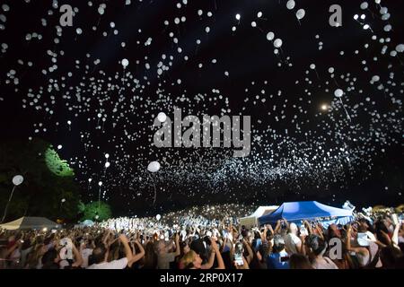 (180527) -- BUDAPEST, le 27 mai 2018 -- des gens libèrent des ballons illuminés pour sensibiliser les enfants disparus lors d'un événement appelé nuit des mille lumières à Budapest, Hongrie, le 27 mai 2018. L'événement a eu lieu dans le cadre de la Journée internationale des enfants disparus. ) HONGRIE-BUDAPEST-ENFANTS DISPARUS S BALLONS DE JOUR ATTILAXVOLGYI PUBLICATIONXNOTXINXCHN Banque D'Images