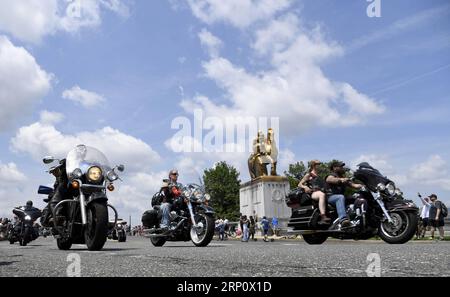 (180527) -- WASHINGTON, le 27 mai 2018 -- des gens participent à la balade annuelle à moto Rolling Thunder pour commémorer le Memorial Day à Washington D.C., capitale des États-Unis, le 27 mai 2018. Des centaines de milliers de motocyclistes sont descendus sur la capitale nationale dimanche pour le 31e Rolling Thunder Ride for Freedom to Honor Memorial Day.) ÉTATS-UNIS-WASHINGTON DC-ROLLING THUNDER-MOTO TOUR YANGXCHENGLIN PUBLICATIONXNOTXINXCHN Banque D'Images