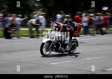 (180527) -- WASHINGTON, le 27 mai 2018 -- Un motocycliste participe au tour annuel Rolling Thunder pour commémorer le Memorial Day à Washington D.C., capitale des États-Unis, le 27 mai 2018. Des centaines de milliers de motocyclistes sont descendus sur la capitale nationale dimanche pour le 31e Rolling Thunder Ride for Freedom to Honor Memorial Day.) ÉTATS-UNIS-WASHINGTON DC-ROLLING THUNDER-MOTO TOUR YANGXCHENGLIN PUBLICATIONXNOTXINXCHN Banque D'Images