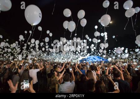 (180527) -- BUDAPEST, le 27 mai 2018 -- des gens libèrent des ballons illuminés pour sensibiliser les enfants disparus lors d'un événement appelé nuit des mille lumières à Budapest, Hongrie, le 27 mai 2018. L'événement a eu lieu dans le cadre de la Journée internationale des enfants disparus. ) HONGRIE-BUDAPEST-ENFANTS DISPARUS S BALLONS DE JOUR ATTILAXVOLGYI PUBLICATIONXNOTXINXCHN Banque D'Images