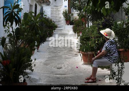 (180528) -- ATHÈNES, 28 mai 2018 -- la photo prise le 27 mai 2018 montre une vue d'Anafiotika, le petit quartier pittoresque d'Athènes, en Grèce. Anafiotika se trouve sur le côté nord-est de la colline de l'Acropole, et fait partie de l'ancien quartier historique appelé Plaka. )(zcc) GREECE-ATHENS-ANAFIOTIKA-SCENERY MariosxLolos PUBLICATIONxNOTxINxCHN Banque D'Images