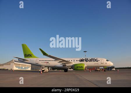 (180528) -- RIGA, le 28 mai 2018 -- une photo prise le 12 juillet 2017 montre un avion Bombardier CS300 de la compagnie aérienne nationale lettone airBaltic à l aéroport international de Riga, Riga, Lettonie. Le transporteur national letton airBaltic va commander jusqu'à 60 autres avions de ligne Bombardier CS300 pour sa flotte dans le cadre d'une transaction d'une valeur de plus de 5 milliards d'euros (5,81 milliards de dollars américains), a annoncé lundi le PDG de la compagnie Martin Gauss. FILE-LETTONIE-RIGA-AIRBALTIC-BOMBARDIER-AIRCRAFT-ACHETER JANIS PUBLICATIONXNOTXINXCHN Banque D'Images