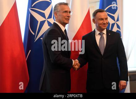 (180529) -- VARSOVIE, le 29 mai 2018 -- le président polonais Andrzej Duda (à droite) serre la main du secrétaire général de l'OTAN, Jens Stoltenberg, au Palais Belweder à Varsovie, en Pologne, le 28 mai 2018. zf) POLOGNE-VARSOVIE-OTAN-VISITE MaciejxGillert PUBLICATIONxNOTxINxCHN Banque D'Images