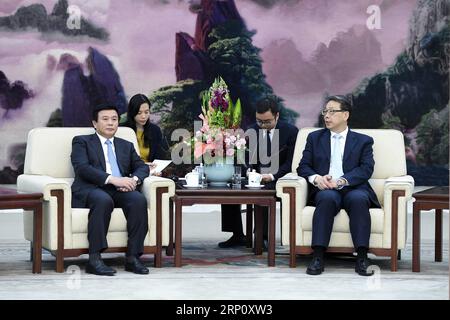 (180529) -- PÉKIN, le 29 mai 2018 -- Chen Xi (R), membre du bureau politique du comité central du Parti communiste chinois (PCC) et chef du département de l'organisation du comité central du PCC, rencontre une délégation vietnamienne conduite par Nguyen Xuan Thang, secrétaire du Comité central du Parti communiste du Vietnam (CPVCC) et Directeur de l'Académie nationale de politique Ho Chi Minh, à Pékin, capitale de la Chine, le 29 mai 2018. (zkr) CHINA-BEIJING-CHEN XI-VIETNAM-MEETING(CN) ZhangxLing PUBLICATIONxNOTxINxCHN Banque D'Images