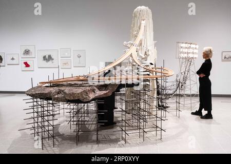 (180529) -- LONDRES, le 29 mai 2018 -- Un associé de galerie voit une installation artistique intitulée Weep into Stones de l'artiste sud-coréen Lee Bul à la Hayward Gallery de Londres, en Grande-Bretagne, le 29 mai 2018. )(yg) BRITAIN-LONDON-EXHIBITION RayxTang PUBLICATIONxNOTxINxCHN Banque D'Images