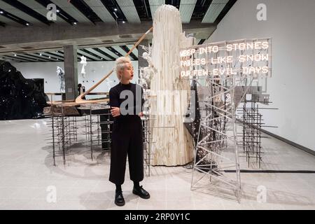 (180529) -- LONDRES, le 29 mai 2018 -- Un associé de galerie voit une installation artistique intitulée Weep into Stones de l'artiste sud-coréen Lee Bul à la Hayward Gallery de Londres, en Grande-Bretagne, le 29 mai 2018. )(yg) BRITAIN-LONDON-EXHIBITION RayxTang PUBLICATIONxNOTxINxCHN Banque D'Images