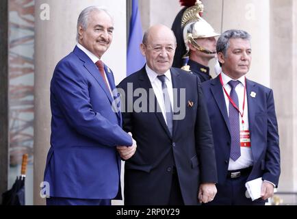 (180529) -- PARIS, le 29 mai 2018 -- le ministre français des Affaires étrangères Jean-Yves le Drian (C, Front) serre la main du commandant Khalifa Haftar, basé à l est de la Libye, au Palais de l Elysée à Paris, France, le 29 mai 2018. Les factions libyennes rivales ont accepté mardi de tenir des élections présidentielles et parlementaires crédibles le 10 décembre après leur rencontre ici, selon un communiqué publié après la conférence d'une journée sur la crise libyenne. FRANCE-PARIS-LIBYE-REUNION LuoxFei PUBLICATIONxNOTxINxCHN Banque D'Images