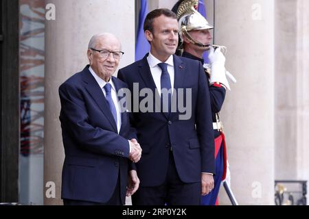 (180529) -- PARIS, le 29 mai 2018 -- le président français Emmanuel Macron (R, Front) serre la main du président tunisien Beji Caïd Essebsi à l'Elysée à Paris, France, le 29 mai 2018. Les factions libyennes rivales ont accepté mardi de tenir des élections présidentielles et parlementaires crédibles le 10 décembre après leur rencontre ici, selon un communiqué publié après la conférence d'une journée sur la crise libyenne. FRANCE-PARIS-LIBYE-REUNION LuoxFei PUBLICATIONxNOTxINxCHN Banque D'Images