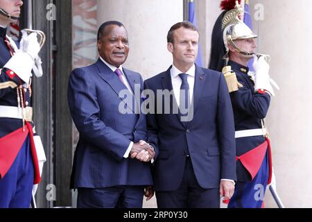 (180529) -- PARIS, le 29 mai 2018 -- le président français Emmanuel Macron (R, Front) serre la main du président de la République du Congo Denis Sassou Nguesso à l'Elysée à Paris, France, le 29 mai 2018. Les factions libyennes rivales ont accepté mardi de tenir des élections présidentielles et parlementaires crédibles le 10 décembre après leur rencontre ici, selon un communiqué publié après la conférence d'une journée sur la crise libyenne. FRANCE-PARIS-LIBYE-REUNION LuoxFei PUBLICATIONxNOTxINxCHN Banque D'Images