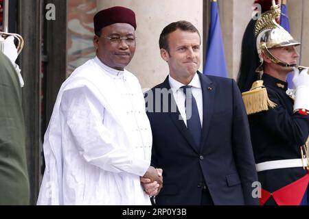 (180529) -- PARIS, le 29 mai 2018 -- le président français Emmanuel Macron (R, Front) serre la main du président nigérien Mahamadou Issoufou à l'Elysée à Paris, France, le 29 mai 2018. Les factions libyennes rivales ont accepté mardi de tenir des élections présidentielles et parlementaires crédibles le 10 décembre après leur rencontre ici, selon un communiqué publié après la conférence d'une journée sur la crise libyenne. FRANCE-PARIS-LIBYE-REUNION LuoxFei PUBLICATIONxNOTxINxCHN Banque D'Images