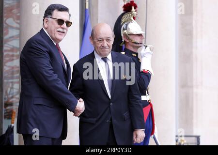 (180529) -- PARIS, le 29 mai 2018 -- le ministre français des Affaires étrangères Jean-Yves le Drian (R, Front) serre la main du Premier ministre libyen Fayez al-Sarraj, chef du gouvernement d'unité soutenu par l'ONU à Tripoli, au Palais de l'Elysée à Paris, France, le 29 mai 2018. Les factions libyennes rivales ont accepté mardi de tenir des élections présidentielles et parlementaires crédibles le 10 décembre après leur rencontre ici, selon un communiqué publié après la conférence d'une journée sur la crise libyenne. FRANCE-PARIS-LIBYE-REUNION LuoxFei PUBLICATIONxNOTxINxCHN Banque D'Images