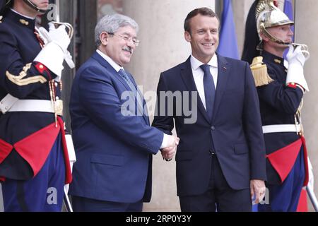 (180529) -- PARIS, le 29 mai 2018 -- le président français Emmanuel Macron (R, Front) serre la main du Premier ministre algérien Ahmed Ouyahia au Palais de l'Elysée à Paris, France, le 29 mai 2018. Les factions libyennes rivales ont accepté mardi de tenir des élections présidentielles et parlementaires crédibles le 10 décembre après leur rencontre ici, selon un communiqué publié après la conférence d'une journée sur la crise libyenne. FRANCE-PARIS-LIBYE-REUNION LuoxFei PUBLICATIONxNOTxINxCHN Banque D'Images