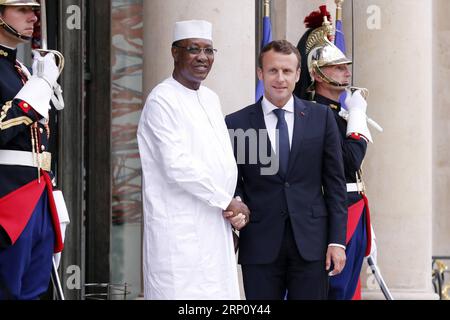 (180529) -- PARIS, le 29 mai 2018 -- le président français Emmanuel Macron (R, Front) serre la main du président tchadien Idriss Deby Itno à l'Elysée à Paris, France, le 29 mai 2018. Les factions libyennes rivales ont accepté mardi de tenir des élections présidentielles et parlementaires crédibles le 10 décembre après leur rencontre ici, selon un communiqué publié après la conférence d'une journée sur la crise libyenne. FRANCE-PARIS-LIBYE-REUNION LuoxFei PUBLICATIONxNOTxINxCHN Banque D'Images