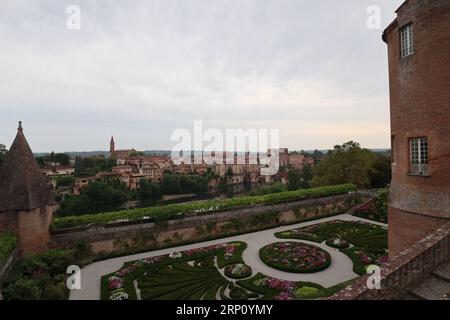Vue panoramique sur le Pont Vieux, le jardin du Palais de la Berbie et la vieille ville d'Albi, France Banque D'Images