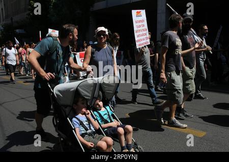 (180530) -- ATHÈNES, le 30 mai 2018 -- des gens participent à une marche lors d'une grève générale de 24 heures dans le centre d'Athènes, en Grèce, le 30 mai 2018. La Grèce a été saisie mercredi par une grève générale nationale de 24 heures appelée par les syndicats pour protester contre l'austérité en cours. GRÈCE-ATHÈNES-GRÈVE GÉNÉRALE MariosxLolos PUBLICATIONxNOTxINxCHN Banque D'Images