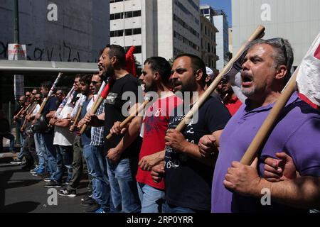 (180530) -- ATHÈNES, le 30 mai 2018 -- des gens participent à une marche lors d'une grève générale de 24 heures dans le centre d'Athènes, en Grèce, le 30 mai 2018. La Grèce a été saisie mercredi par une grève générale nationale de 24 heures appelée par les syndicats pour protester contre l'austérité en cours. GRÈCE-ATHÈNES-GRÈVE GÉNÉRALE MariosxLolos PUBLICATIONxNOTxINxCHN Banque D'Images