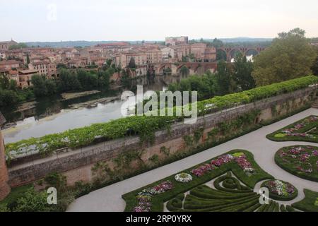 Vue panoramique sur le Pont Vieux, le jardin du Palais de la Berbie et la vieille ville d'Albi, France Banque D'Images
