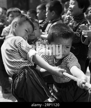 (180602) -- PÉKIN, 2 juin 2018 () -- une photo prise en mai 1978 montre des enfants participant à une compétition de tir à la guerre dans une école maternelle de la ville de Sanmenxia, province du Henan, au centre de la Chine. Cet ensemble de 41 photos anciennes, prises de 1978 à 2018 par an, retrace imagiquement les moments d'enfance des enfants chinois au cours des quatre dernières décennies. () (ry) CHINA-OLD PHOTOS-CHILDHOOD-PICTURAL RECORD (CN) Xinhua PUBLICATIONxNOTxINxCHN Banque D'Images