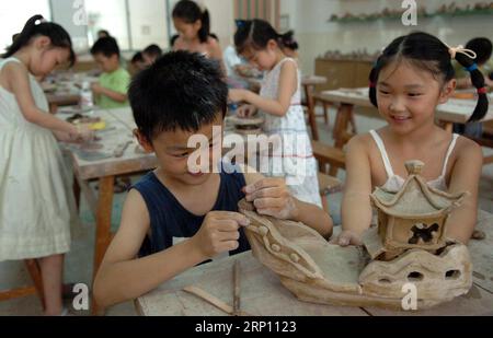 (180602) -- PÉKIN, 2 juin 2018 -- une photo prise le 22 juillet 2004 montre des enfants apprenant à faire de la poterie au palais des enfants de Xuanwu à Nanjing, dans la province de Jiangsu, dans l'est de la Chine. Cet ensemble de 41 vieilles photos, prises de 1978 à 2018 par an, retrace imagiquement les moments d'enfance des enfants chinois au cours des quatre dernières décennies.) (Wyo)(zt) CHINE-VIEILLES PHOTOS-ENFANCE-IMAGE RECORD (CN) XuxPeng PUBLICATIONxNOTxINxCHN Banque D'Images