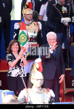 (180602) -- ROME, le 2 juin 2018 -- le président italien Sergio Mattarella (à droite) et la présidente du Sénat Maria Elisabetta Alberti Casellati assistent à la cérémonie marquant la fête de la République à Rome, Italie, le 2 juin 2018. (hy) ITALIE-ROME-RÉPUBLIQUE JOUR-PARADE MILITAIRE AlbertoxLingria PUBLICATIONxNOTxINxCHN Banque D'Images